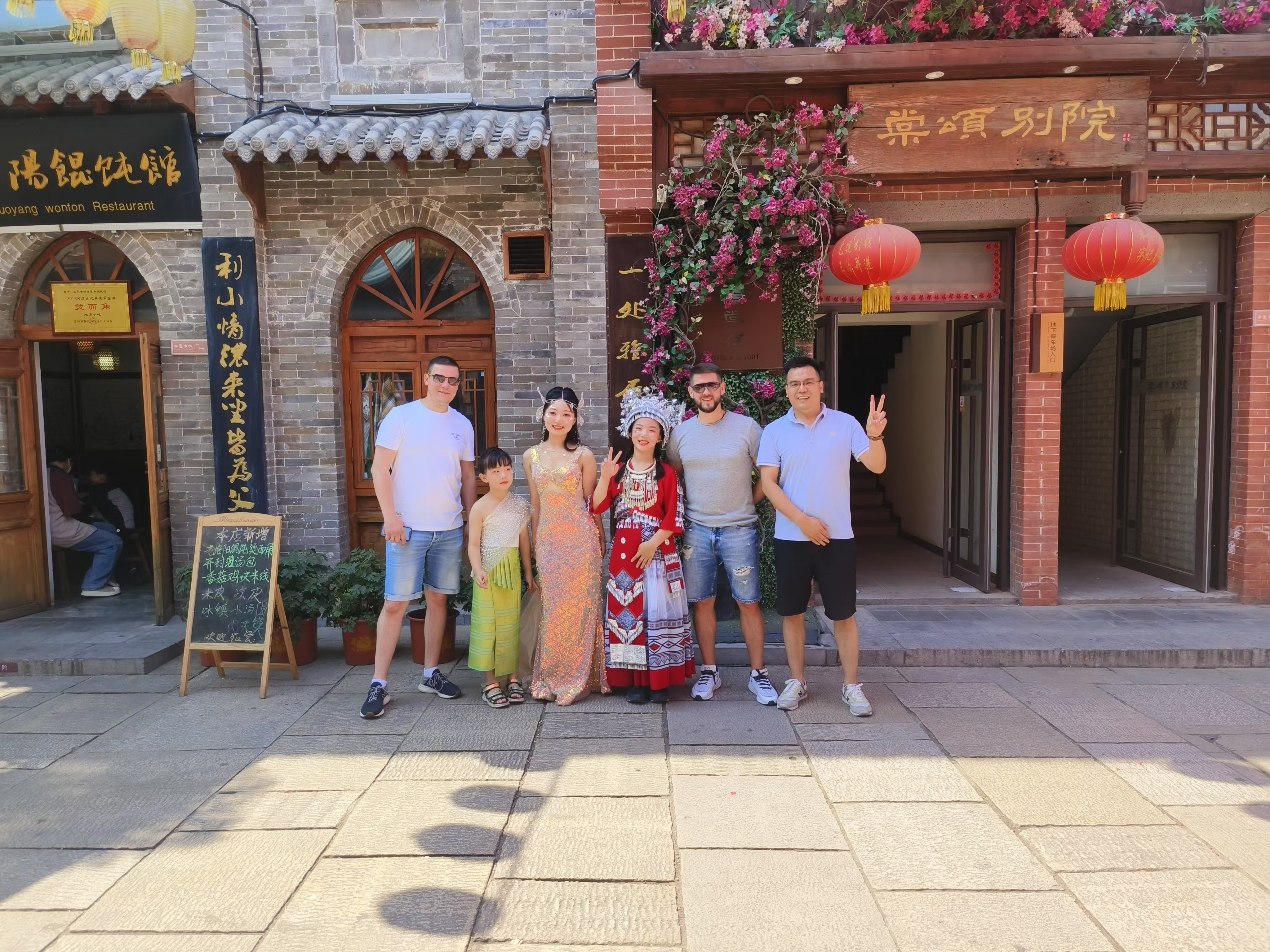 Клиентs Visiting Luoyang
